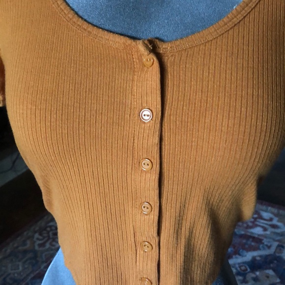 Cute mustard crop top - Picture 2 of 4